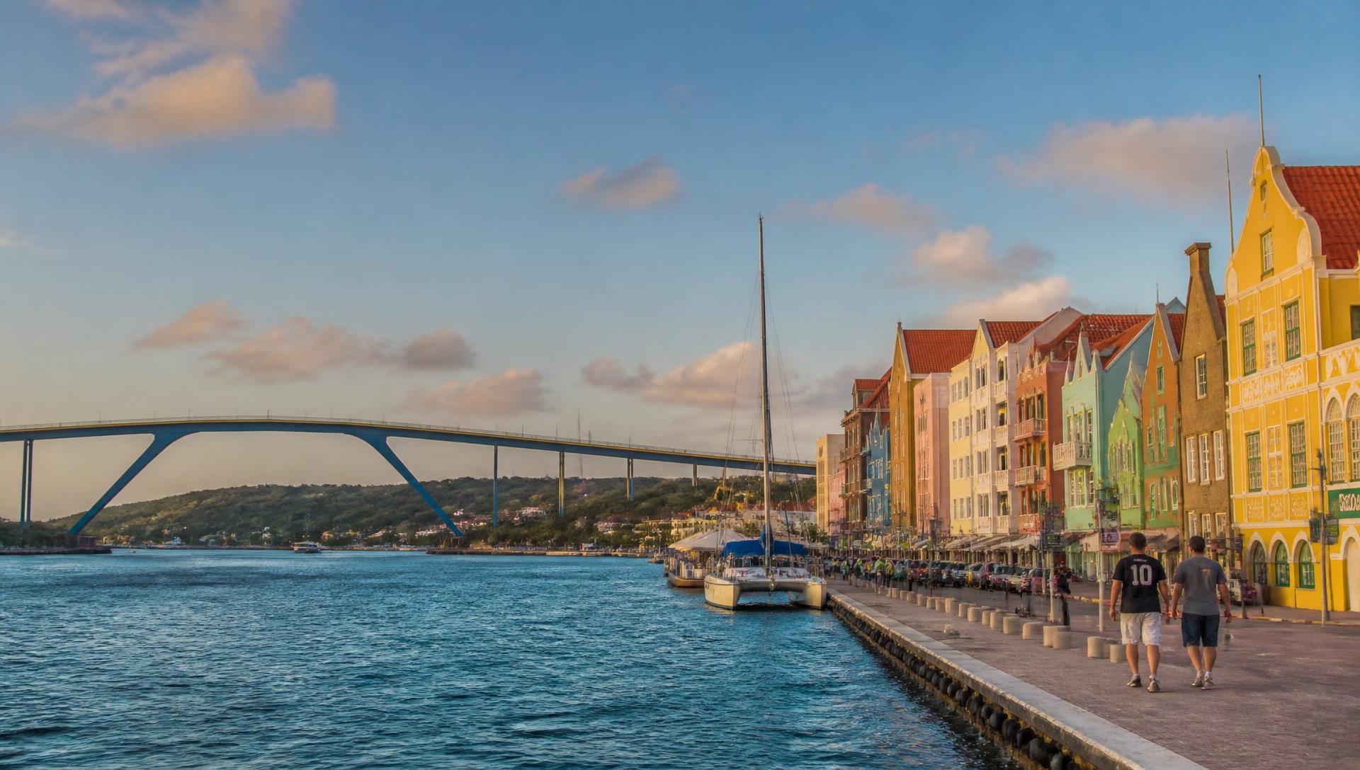 Zakelijke wijk aan de waterkant van Willemstad, Curaçao